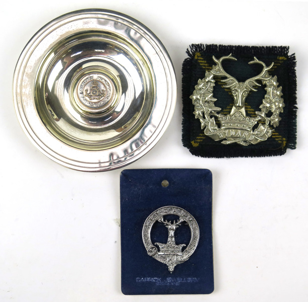 3 delar metall; mössmärke för Gordon Highlanders, tartanbrosch för Clan Gordon samt askfat för The Royal Regiment of Canadian Artillery_8454a_lg.jpeg