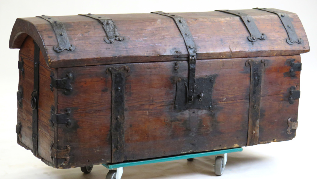 Kista, järnbeslaget trä, renässans, 14-1500-tal, lock av urholkad stock, _8562a_8d904215da64cbe_lg.jpeg