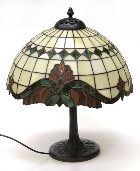 Bordslampa, metall med blyglasskärm, så kallad Tiffanylampa, _8641a_8d904cd4a053907_lg.jpeg