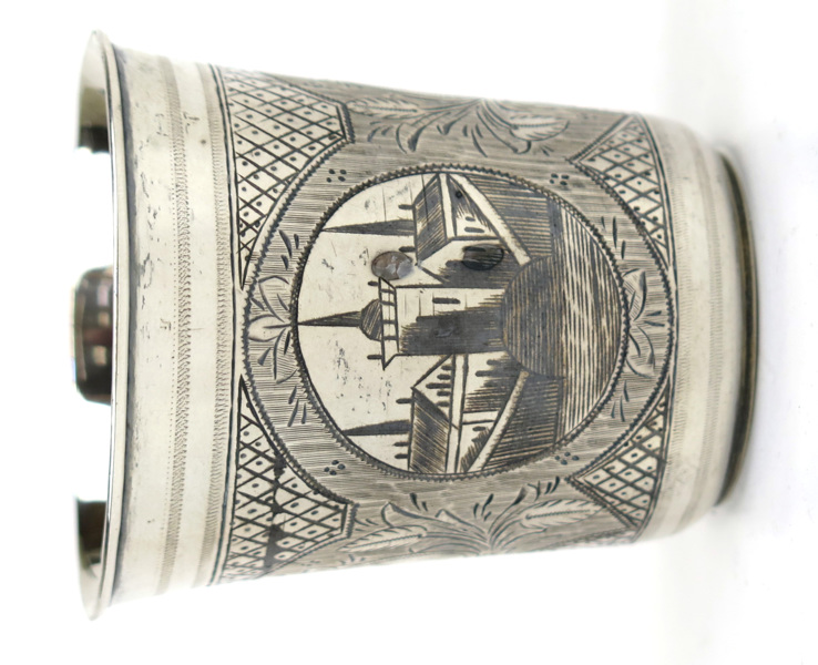 Bägare, silver, Ryssland, 1800-talets 2 hälft, delvis niellerad dekor av stadsbild mm, _8682a_8d90beedf500515_lg.jpeg