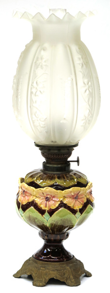 Bordsfotogenlampa, majolika med frostad glaskupa, sekelskiftet 1900,_8722a_8d905a879338e1d_lg.jpeg
