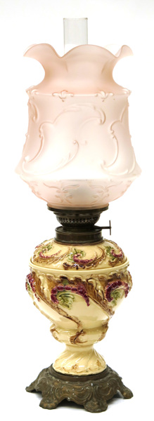 Bordsfotogenlampa, majolika med frostad, rosatonad glaskupa, sekelskiftet 1900, _8723a_8d905a889f55490_lg.jpeg