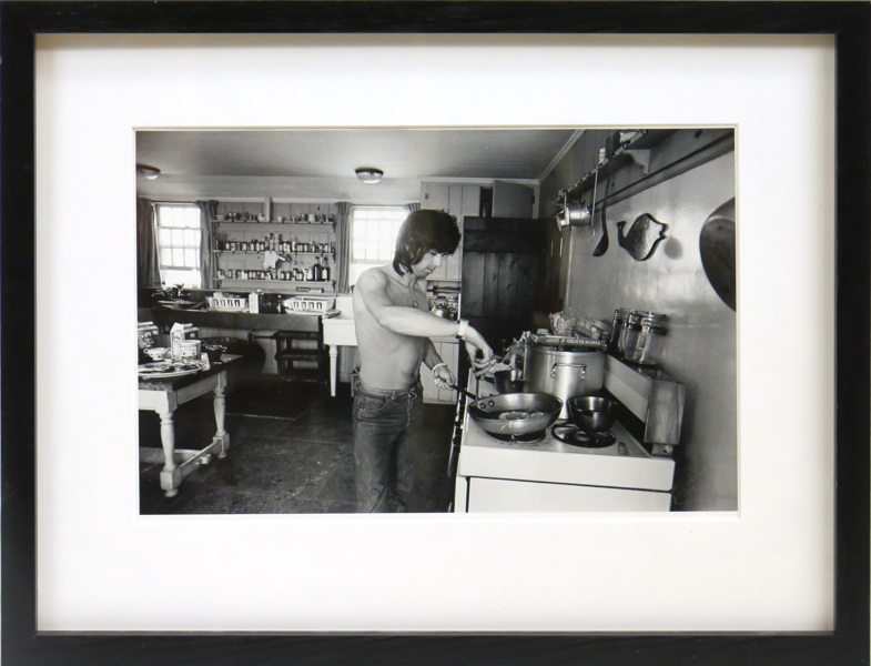 Regan, Ken, silvergelatinfoto, "Keith Richard's cooking in Andy Warhol’s kitchen", _9878a_lg.jpeg