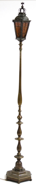 Golvlampa, mässing med bärnstensfärgat glas, renässansstil, 1900-talets början, _9916a_lg.jpeg