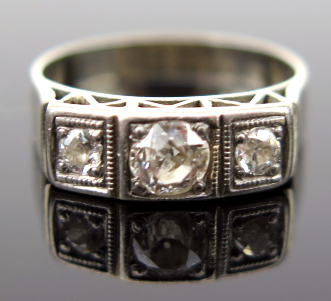 Ring, 18 karat vitguld med 2 + 1 briljantslipad diamant om totalt cirka 0,5 carat, vikt 3,1 gram_9945a_lg.jpeg