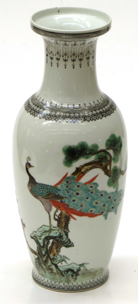Vas, porslin, Kina, 1900-talets slut, polykrom dekor av påfågel på klippformation, skrivtecken mm, _9952a_lg.jpeg